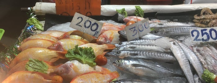Lukyim Seafood is one of Locais curtidos por Maira.