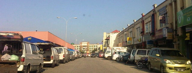 Taman Bendahara is one of Lugares favoritos de Rahmat.