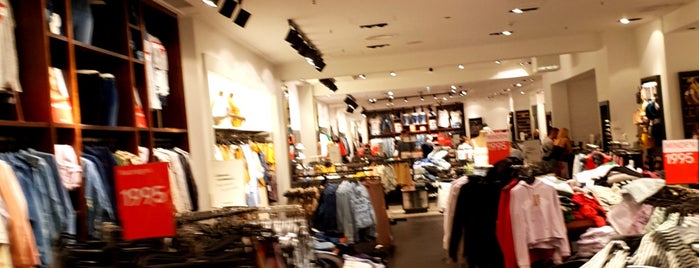 Pull & Bear is one of Aréna Plaza.