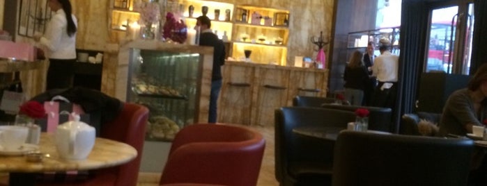 The Café at Hotel Café Royal is one of Lieux qui ont plu à Bahareh.