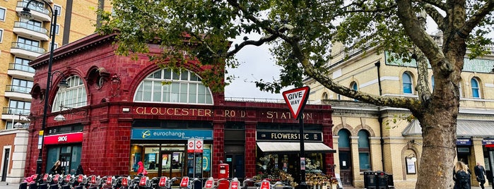 Gloucester Road London Underground Station is one of Locais curtidos por Alia.