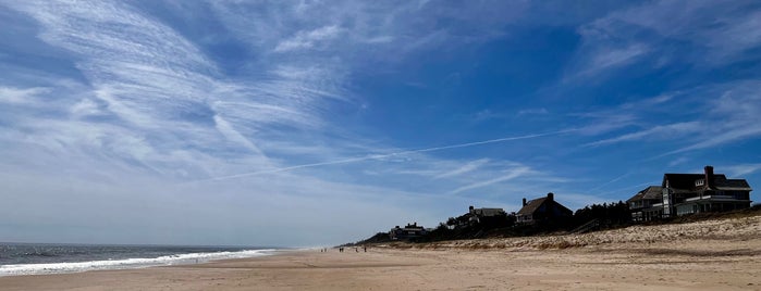 Main Beach is one of The Hamptons 🐚.