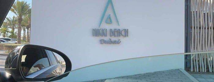 Nikki Beach Club is one of المشاغبات.