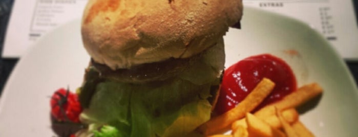 Ellis Gourmet Burger is one of Benさんの保存済みスポット.
