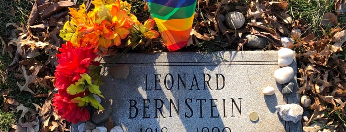 Leonard Bernstein's Grave is one of Posti che sono piaciuti a Lizzie.