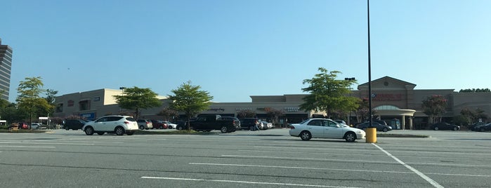 Perimeter Pointe Shopping Center is one of Posti che sono piaciuti a Ken.