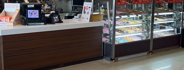 Dunkin' Donuts is one of สถานที่ที่ Hiroshi ♛ ถูกใจ.