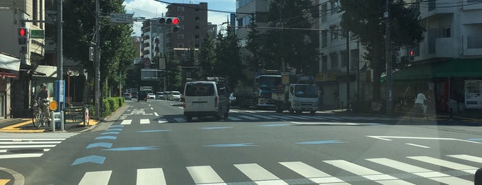 桃井四丁目交差点 is one of 道路.