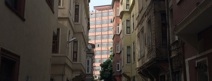 Güllabici Sokağı is one of Sanata Çıkan Sokaklar - Cihangir.