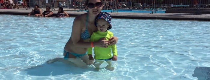 Jones Beach Pool - West Bath House is one of Locais curtidos por Anthony.