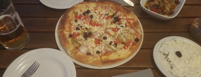 Amici Pizza is one of สถานที่ที่บันทึกไว้ของ Yeliz.