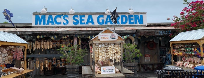 Mac's Sea Garden is one of Tempat yang Disukai Lizzie.