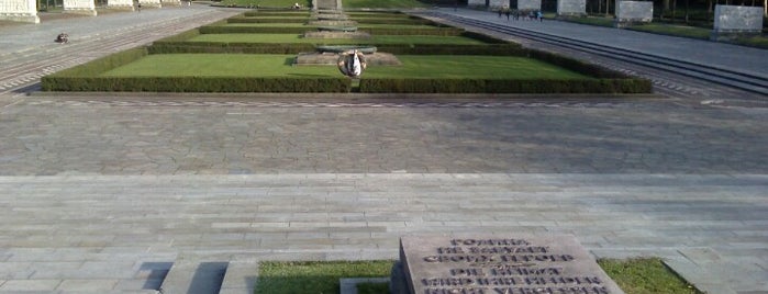 Monumento de Guerra Soviético en Treptower Park is one of 100 Favourite Places by @slowberlin.