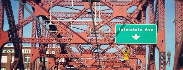 Broadway Bridge is one of Lugares favoritos de Tony.