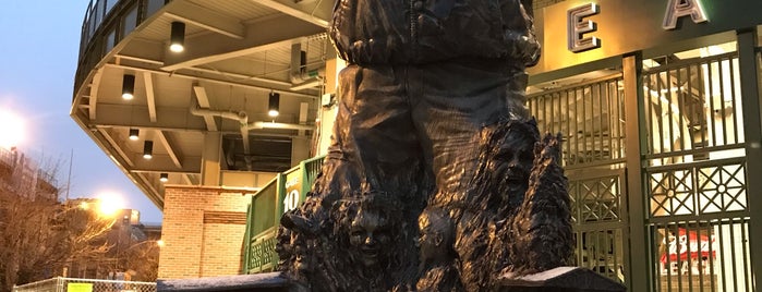 Harry Caray Statue by Omri Amrany & Lou Cella is one of Locais salvos de Kimmie.