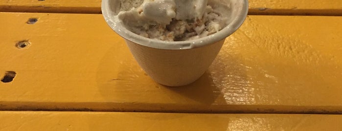 Little Giant Ice Cream is one of Nnenniqua'nın Kaydettiği Mekanlar.