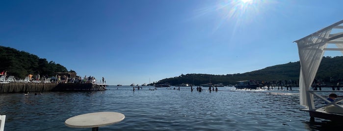 Ada Beach Club is one of Sibell'in Beğendiği Mekanlar.