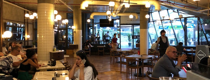 Vavelya Cafe is one of Tempat yang Disukai Mustafa.