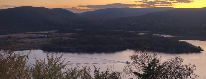 Lookout Spot is one of สถานที่ที่ Lizzie ถูกใจ.