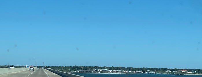 Copano Bay Bridge is one of Lugares favoritos de JoAnn.