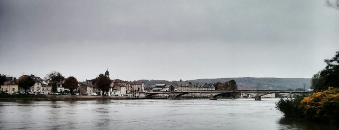 Pont-à-Mousson is one of Orte, die Bernard gefallen.