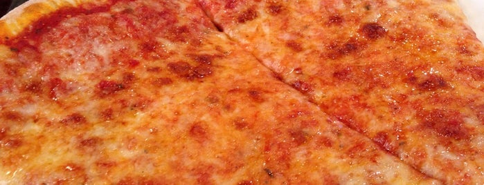 Alba's Pizza & Restaurant is one of Locais salvos de Patrick.