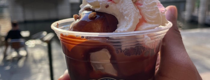 Ghirardelli Ice Cream & Chocolate Shop is one of Posti che sono piaciuti a Rada.
