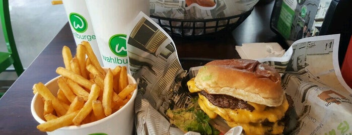 Wahlburgers is one of Lizzieさんの保存済みスポット.