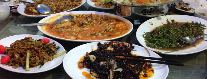 Asoka Rasa Seafood & Ikan Bakar is one of Tempat yang Disukai James.