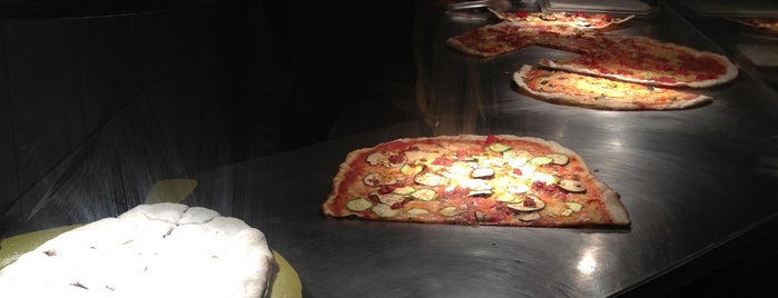 Pizza is one of Itália em Curitiba.