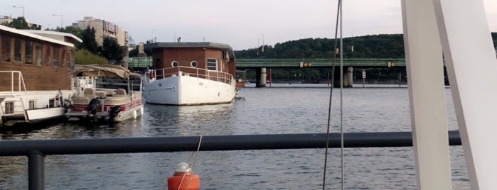 Reef Club is one of Bar/Café terrasse.