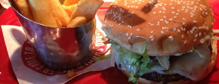 Red Robin Gourmet Burgers and Brews is one of Mandyさんのお気に入りスポット.