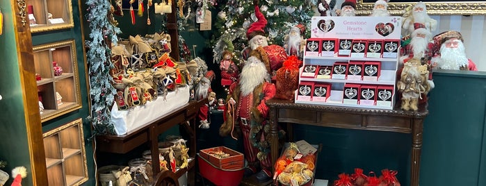 The Nutcracker Christmas shop is one of Lugares favoritos de Yarn.