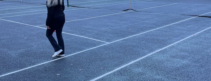 Holland Park Tennis Court is one of ingiltere londra.