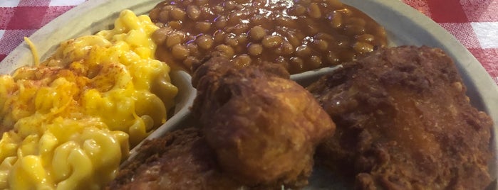 Gus's World Famous Hot & Spicy Fried Chicken is one of Lugares favoritos de Gregory.