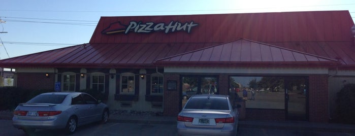 Pizza Hut is one of Lugares favoritos de Josh.