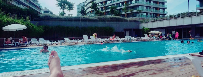 Batışehir Pool Side is one of Tempat yang Disukai Morhaf.