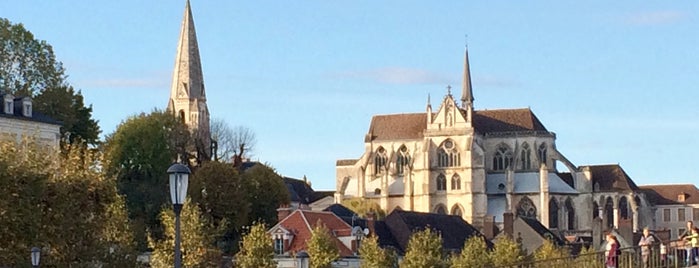 Auxerre is one of สถานที่ที่ Laetitia ถูกใจ.