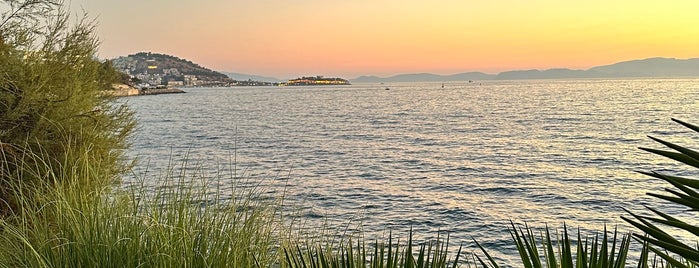 Korumar De Luxe Beach is one of Kuşadası Strand.