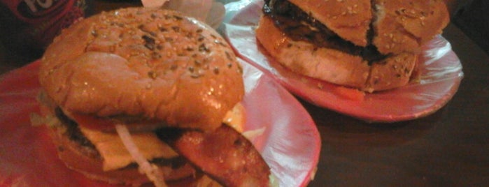 A la Burger: Hamburguesas al Carbón is one of Lieux qui ont plu à Samantha.