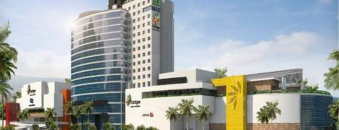 Hotel Holiday Inn Bucaramanga Cacique is one of สถานที่ที่ Andres ถูกใจ.