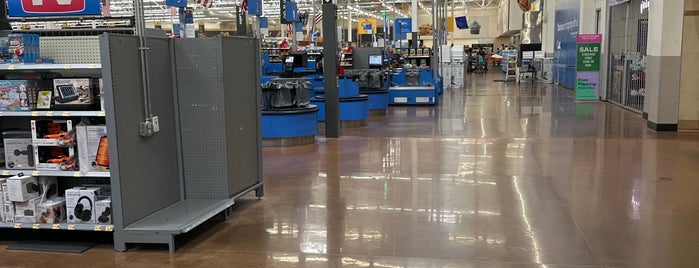 Walmart Supercenter is one of Regulars.