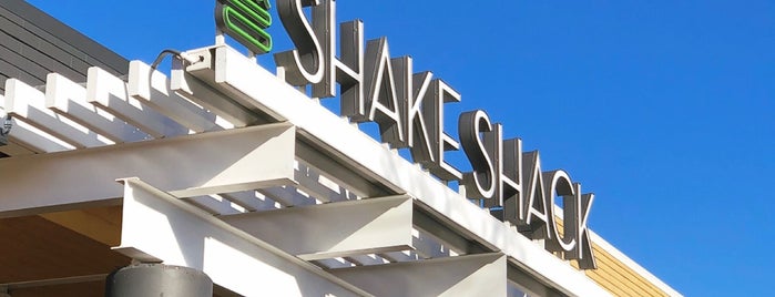 Shake Shack is one of สถานที่ที่ Jay ถูกใจ.
