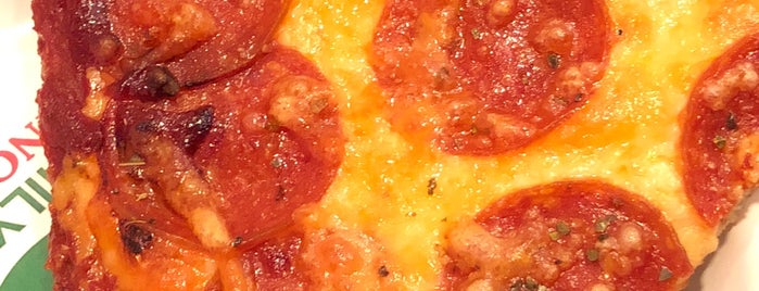 Aurelio's Pizza is one of Tempat yang Disukai Rick E.
