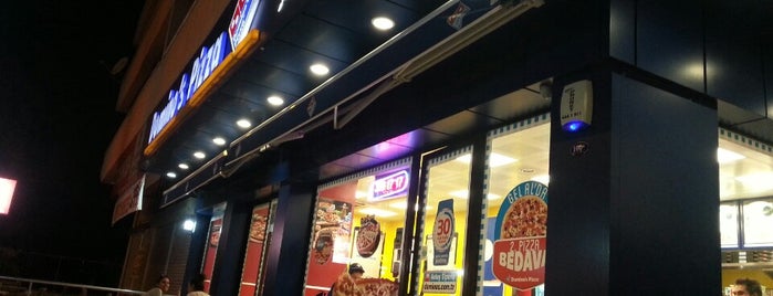 Domino's Pizza is one of Tempat yang Disukai Hilal.