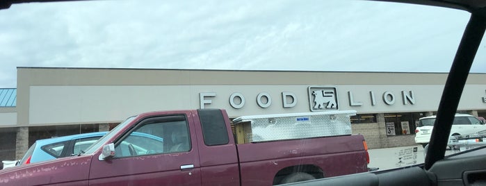 Food Lion Grocery Store is one of Tempat yang Disukai Mike.