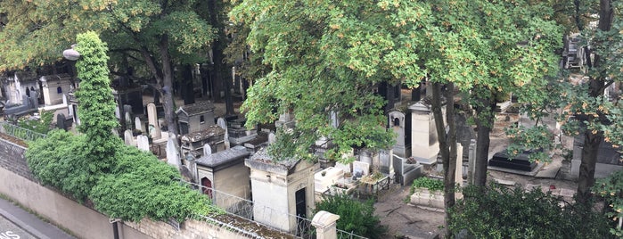 Cemitério do Père-Lachaise is one of Locais curtidos por Яна.