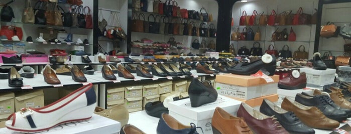 Shoes Center is one of Boutiques Visitées.