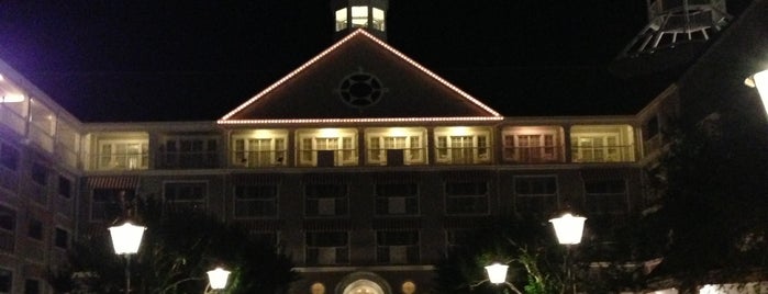 Disney's Yacht Club Resort is one of สถานที่ที่ Matthew ถูกใจ.