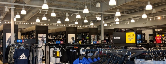 Adidas Outlet Store is one of Orte, die Charles gefallen.